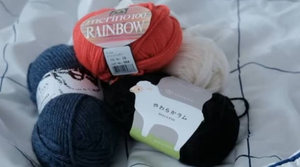 編み物初心者のママが1歳娘のために、青と白の毛糸を編んでいくと……　完成品に「すごすぎる」「本当に初心者さんですか」