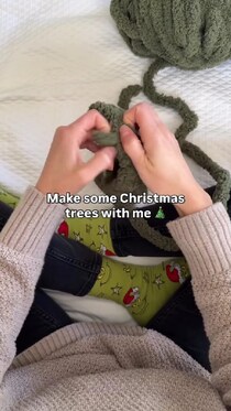 指だけでもこもこ毛糸を編んでいくと……　簡単に作れるクリスマスグッズに「欲しすぎる」「子どもも喜びそう」【海外】