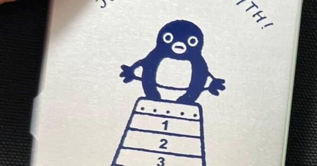 卒業控えた「Suicaのペンギン」→ほぼ同じデザインのグッズを見比べると……　4年で“驚きの変化”に「飛べない鳥じゃなくなったのね」