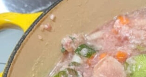 初めてコンソメスープを作ったら……「これで合ってんのか……？」　思わず不安になる“驚きの光景”に「色やばいな」「初めてだと心配ですよね」