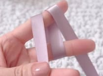 人差し指と中指に、リボンをクルッと巻いて引っ張るだけで……　「ほんとに天才」「一回覚えたら一生使える！」ラッピングアイデアが話題