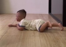 ずりばいする9カ月の赤ちゃん→5カ月後……　圧倒的な成長スピードが70万再生「赤ちゃんの成長ってめっちゃ早い」【海外】