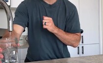 きれい好きな妻と暮らす夫、飲み物を準備すると……まさかの悲劇　予想外の光景が9400万再生「笑い泣きした」「ガチで分かるｗ」【海外】