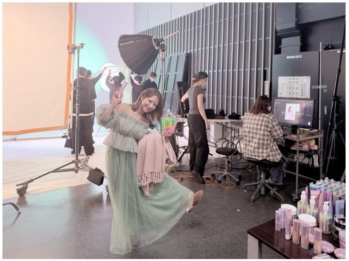 辻希美、“0歳次女”と仕事現場で母子ショット　夜泣きで寝不足＆骨盤激痛も「いい子だったから助かったぁ」