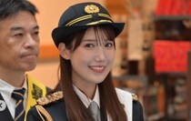 元アイドルの“一日警察署長”姿におじさんファンが号泣→“カオスな状況”に「じわじわくるww」「推しの晴れ姿見たらこうなるわ」「守りたくなる泣き顔」と話題