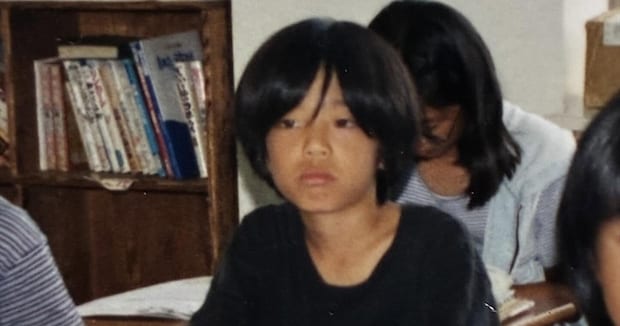 授業を受ける小5男の子→25年後……　想像を超えた“成長姿”に「とんでもないイケメン」「モテたでしょ！？」