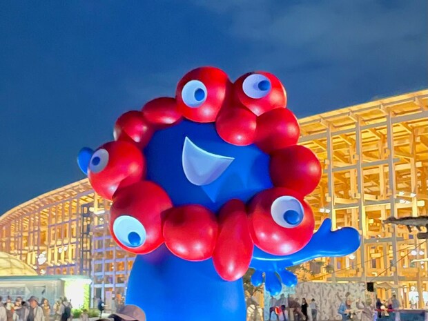 「まじで神」「やっと！」サンリオ×ミャクミャクなりきりマスコットがまた買える！　「一緒にお出かけできる」「クリアカラーほんとかわいい」受注販売は12月4日から