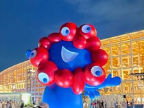 「まじで神」「やっと！」サンリオ×ミャクミャクなりきりマスコットがまた買える！　「一緒にお出かけできる」「クリアカラーほんとかわいい」受注販売は12月4日から