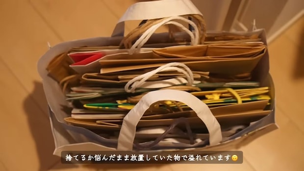 溜め込んだ紙袋、“収納アイテム”として再利用したら……“目から鱗“な整理整頓術に「掃除のやる気がでました!」