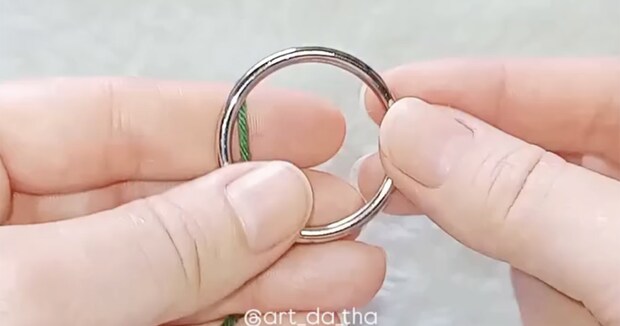 キーリングに緑と白の毛糸を編みつけるだけで……「これは完璧」 かぎ針編みの“簡単クリスマスアイテム”に「最高!」【海外】