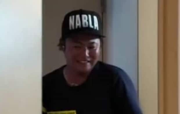 ニコニコ笑顔のパパが帰宅→その手には……「旦那可愛すぎるやろ」「食いきれんぞww」とんでもない“手土産”に「羨ましいですわー」