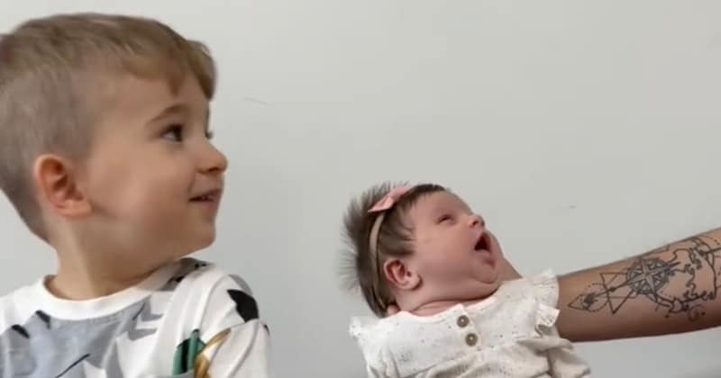 生まれたばかりの妹に“無関心”の兄→1年後……　目頭が熱くなる“衝撃の変化”に「涙が止まらない」「なんてステキ」【海外】