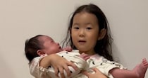 生まれたばかりの弟を抱っこする5歳の姉→1年後……「涙出ました」　“驚きの変化”が100万再生「たまらなく尊いです」