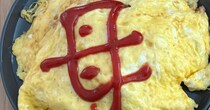パパが作った“家族分のオムライス”、よく見ると……「ツボった」　ママ仰天の“圧倒的なサイズ”に「愛おしい笑」