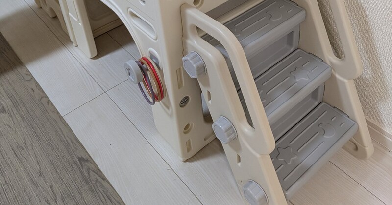 子ども用すべり台を購入→事故を防ぐため、設置したのは……「やば、ツボったwww」　“大人すぎるアイテム”に「ランクアップしたら解放されるやつ」