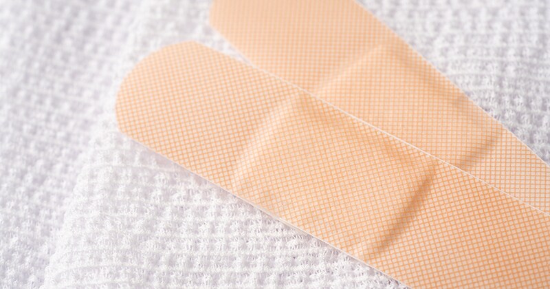 1歳児が初めてのケガ→ママが絆創膏を貼ろうと……「余計泣かれた」　裏目に出ちゃった“ママのやさしさ”に「絶妙な違和感」「つらい」