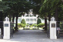 「女子大でも高めの就職率」“子どもを進学させたい”東京都の女子大学！　学生の声を紹介「SNSなど現代の問題に向き合える」「チャペルがとても美しいので星4」