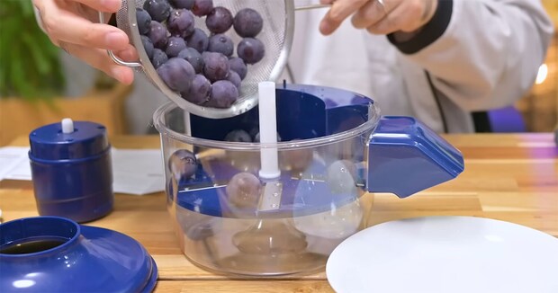 怪しげな“電動皮むき器”に「マジかよ!?」→試してみたら……　まさかの光景に「大爆笑しちゃった」「気になってた！」