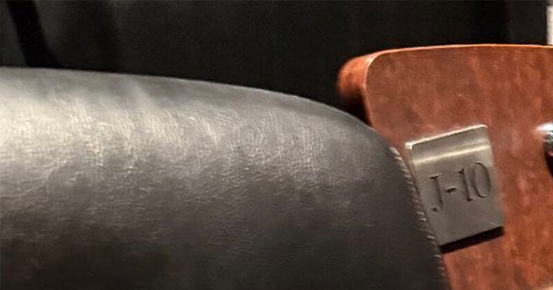 映画館でプレミアムシートを予約→「座り心地悪すぎ」と思ったら……　「しぬwww」衝撃の勘違いが1300万表示「おもろすぎる」