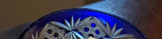 プリンを食べようとする娘に母「器に移した方が美味しそう」 “そうはならんやろ”な光景に「えらいことに」「吹きました」