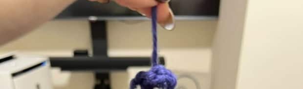 編み物を始めた妻→夫にキーホルダーを作ると……「呪物できたえぐい」　まさかの完成品に「大爆笑でした」「干からびたピクミンみたい」