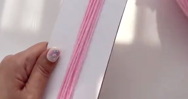 ピンクの毛糸→ダンボールに巻き付け、カットするだけで……「編み物より挑戦しやすい！」　完成した“驚きのアイテム”が920万再生【海外】