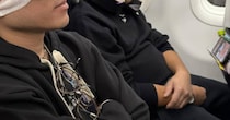 飛行機で使おうと買ったアイマスク→着けたら……　“思ってたのと違う”姿に「笑わずに見れる人いるんですか」「二度見しちゃいそう」