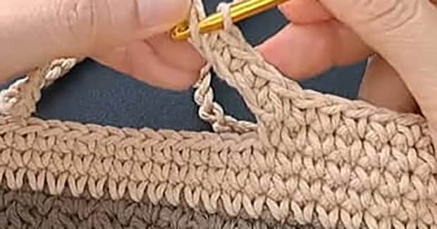 2色の糸を、かぎ針でサクサク編んでいくと……　「とってもステキ」　普段使いにぴったりな“おしゃれアイテム”に「作ってみます！」【海外】