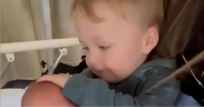 生まれたばかりの弟を抱っこする2歳の兄→19カ月後……「思わず泣いちゃった」　とんでもない変化が550万再生「愛らしすぎる」「とても素敵」【海外】