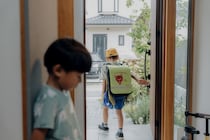 7歳兄「行ってきます！」→4歳弟が“まさかの反応”　写真家ママが捉えた瞬間に「ああ〜泣ける」「胸がきゅっとした」