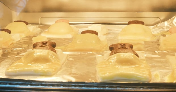 クマのねんねパイ→焼き上げたら“まさかの光景”　「じわじわくる」「やめてくれ」「ポカポカすぎて……」と1640万表示