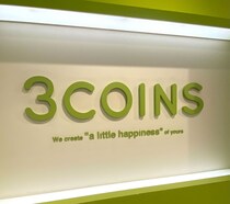 「再販されてすぐ購入」　【3COINS】“WEB限定お薬手帳ケース”が大人気！　「大きさ・収納力・値段、全てよかったです」「やっとちょうどいいの見つけた」