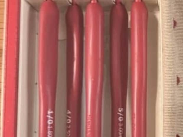 100均道具で編み物していた妻→「いい道具そろえたら？」と、夫が買ってくれたのは……　「えええ」まさかのプレゼントに「うらやましい!!」