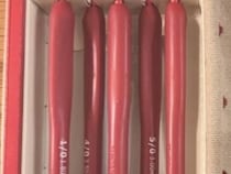 100均道具で編み物していた妻→「いい道具そろえたら？」と、夫が買ってくれたのは……　「えええ」まさかのプレゼントに「うらやましい!!」