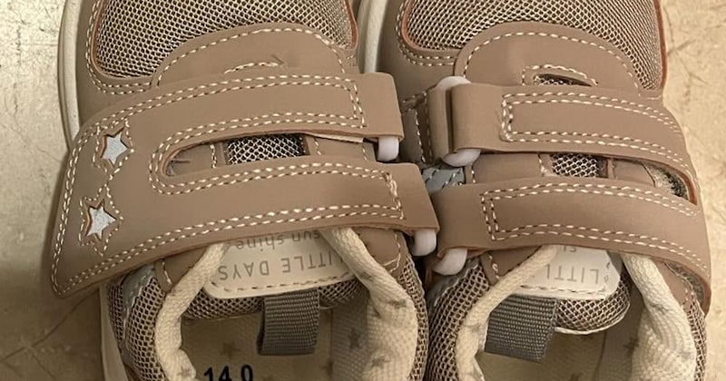 保育園から「止められなかった」という連絡→何ごとかと思ったら……　衝撃的な“娘の靴”に「楽しかったんだねぇ」「うちの子の靴かと」