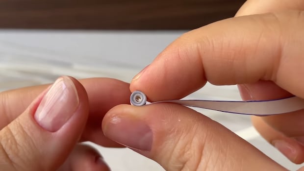 細長い紙をクルクル丸め、固めると……「ええええっ?」 予想外の完成形に反響「信じられない」「いったい何者!?」