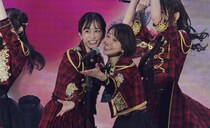 AKB48前田敦子＆大島優子ら、武道館で怒涛のパフォーマンスし“地割れレベルの歓声”  184人のOG集まり20周年盛り上げる ｢秋元先生に感謝｣