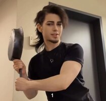 ヤンチャな雰囲気の男性がディズニーのコスプレをすると……　完璧すぎる再現が50万再生「“決め顔”がそのまま」【海外】