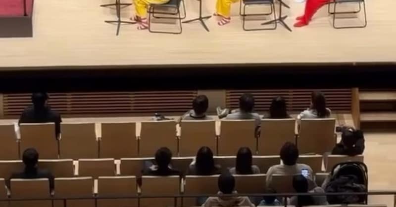 ステージに上がったオーケストラが……「何これ最高」　京都市立芸術大学のカオスすぎる演奏会に「めちゃくちゃシュールで草」「ドナルドがw」