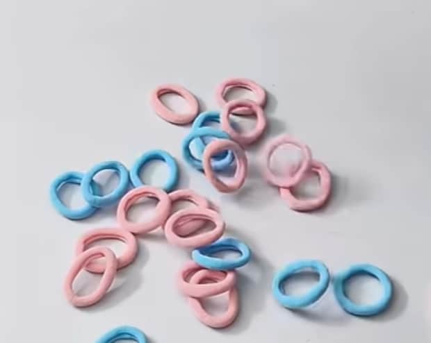 パステルカラーの小さな輪ゴム→指で編むだけで……「すっご!」「めっちゃうまくできた」 世界が夢中のDIYが2400万再生【海外】