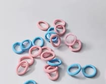 パステルカラーの小さな輪ゴム→指で編むだけで……「すっご！」「めっちゃうまくできた」　世界が夢中のDIYが2400万再生【海外】