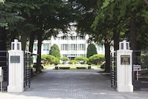 「女子大でも高めの就職率」“子どもを進学させたい”東京都の女子大学！　学生の声を紹介「SNSなど現代の問題に向き合える」「チャペルがとても美しいので星4」