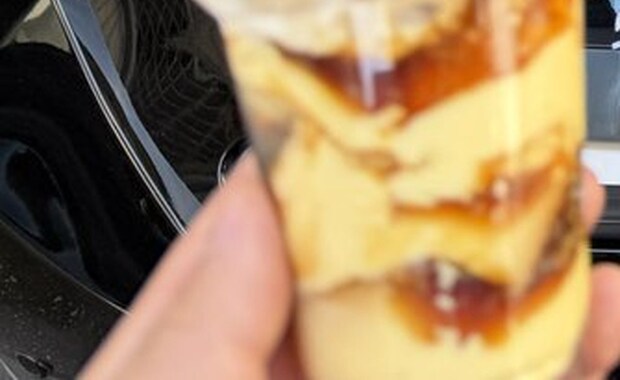 ミニストップのプリンパフェを撮影→背後をふと見ると……　写り込む“やばすぎるもの”が287万表示「声出たわ」「狂気を感じた笑」