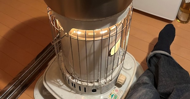 寒い夜、灯油ストーブの魅力といえば……「これができるから良い」　176万表示の冬ならではの絶景に「最高で最強」「コンロより美味そう」