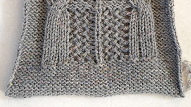 グレーの毛糸で編んだ「窓辺」→ザクザク編み進めると……　合計600万表示のファッションアイテムに「か、かわいい！」「発想が神でしょ」