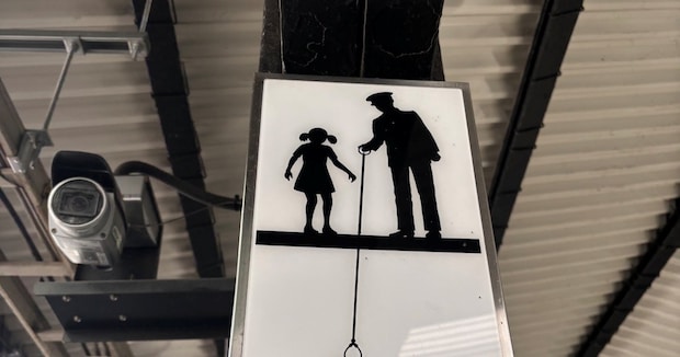 駅にある「線路の落とし物」の案内→よく見ると……　疑問を呼ぶ“訂正”が830万表示「以前は誰に？」