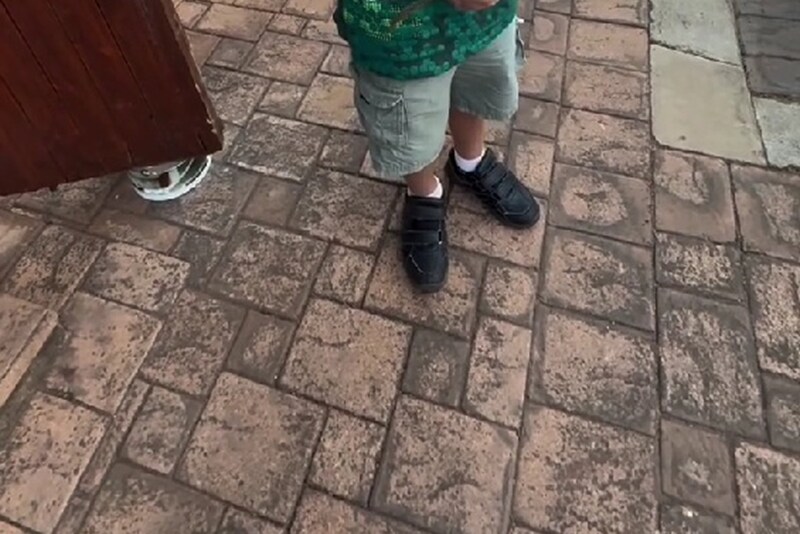 水筒を9本なくした息子→堪忍袋の緒が切れたママが渡したのは……　まさかの光景が8600万再生「これぞ育児」「天才だね」【海外】