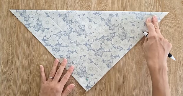 正方形の生地を半分に折って縫うと……　雰囲気ガラリな“おしゃれアイテム”が完成！「すごいアイデア」「簡単で速い」「暖かそう」