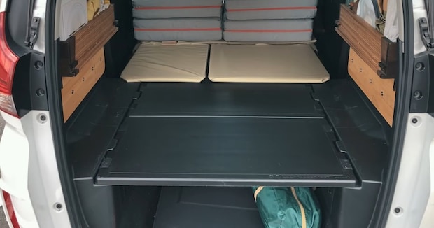 「業者が作るやつ」「デザインも最高」　車中泊がもっと楽しくなるDIYに称賛　床下収納とスライド式テーブルを一体化して便利に