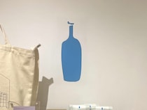 ブルーボトルコーヒーの「リユーザブルバッグ」が人気！　軽量で耐久性抜群＆おしゃれなシルバー×ブルーのデザイン